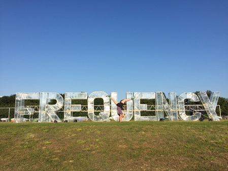 Irmi macht Handstand vor Riesen-Schriftzug Frequency